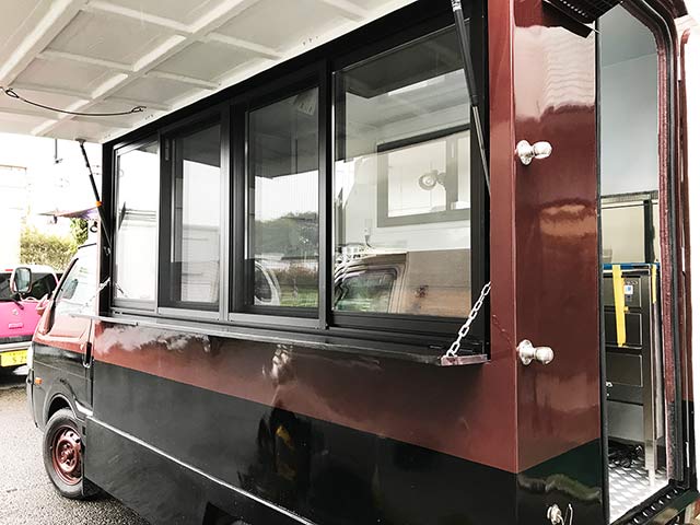 bistro hiro 様キッチンカー 販売面（外部カウンター）