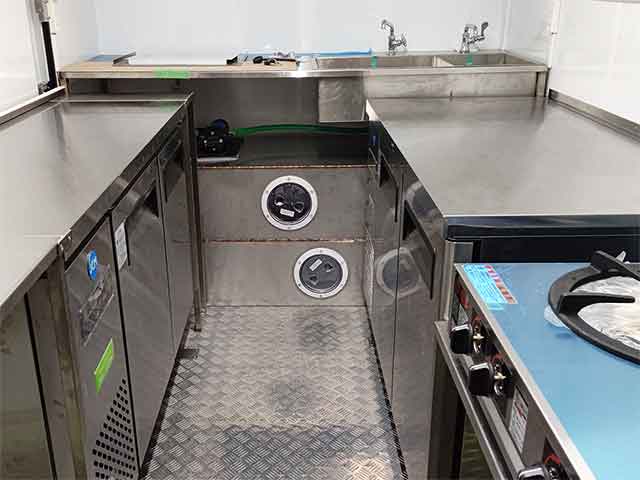 CAFE COCO様キッチンカー 車両内部