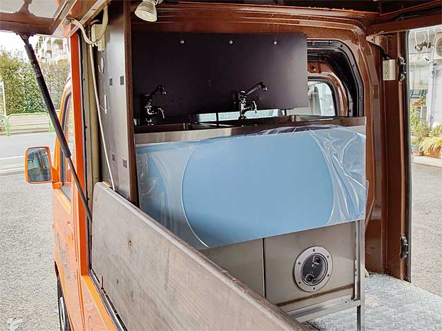 香那ホールセール様キッチンカー 販売面〜車両内部