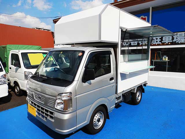 近石様キッチンカー 正面〜販売面