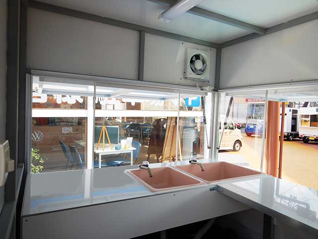 近石様キッチンカー 車両内部