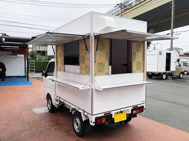 ファビュラボ様キッチンカー 背面〜販売面