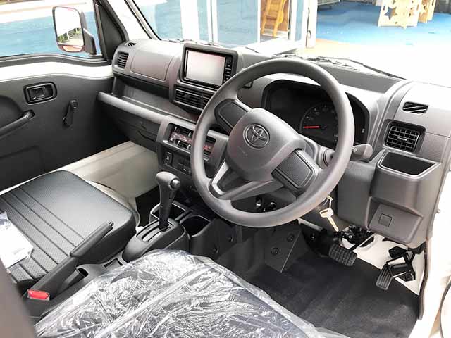 ファビュラボ様キッチンカー 運転席