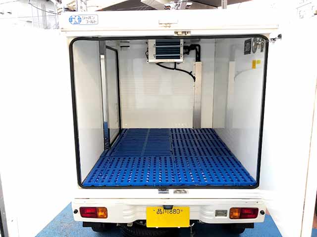 食品メーカー様冷蔵車 車両内部