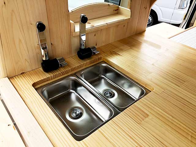 原田 様キッチンカー 車両内部（2層シンク）