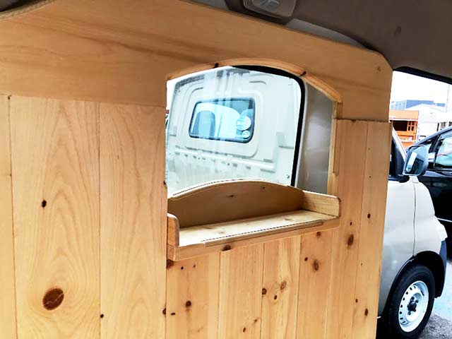 林様移動販売車 室内木加工