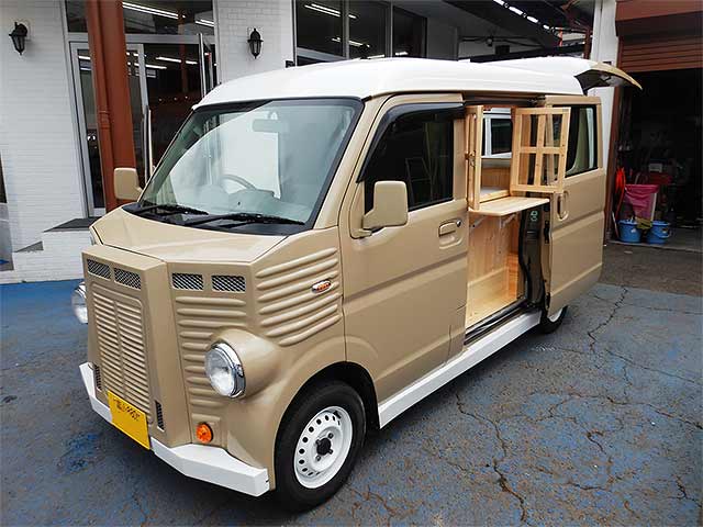 市山様キッチンカー 正面〜販売面