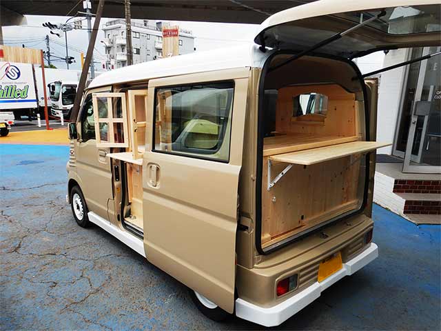 市山様キッチンカー 背面〜販売面