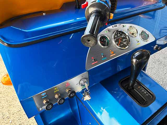 からびんか様トゥクトゥクキッチンカー 運転席