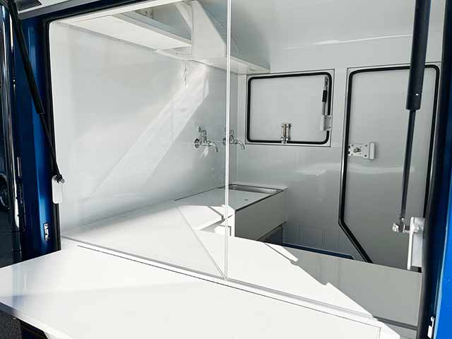 からびんか様トゥクトゥクキッチンカー 販売窓、カウンター