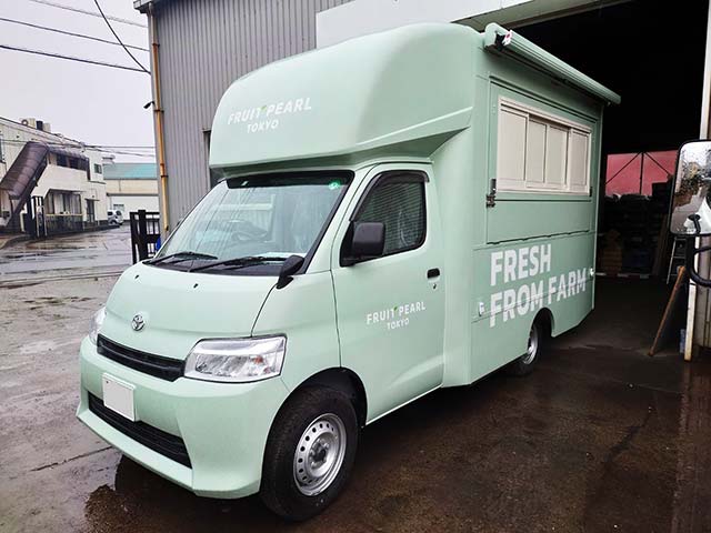 加藤農園様キッチンカー 正面〜販売面