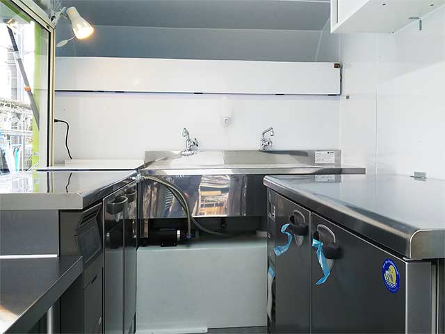 日比谷松本楼様キッチンカー 車両内部