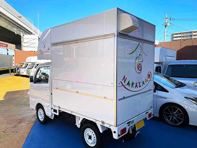 奈良様キッチンカー 背面〜販売面