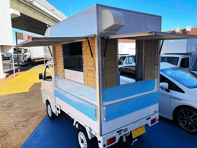 奈良様キッチンカー 背面〜販売面（オープン時）