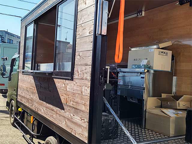 日暮里BASE様キッチンカー 背面〜販売面