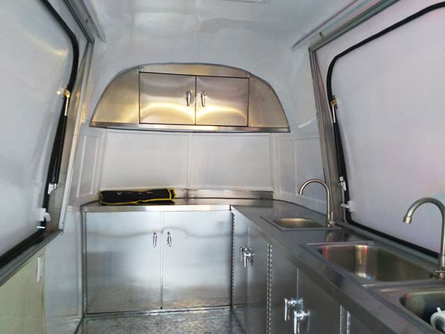 西村様キッチントレーラー 車両内部