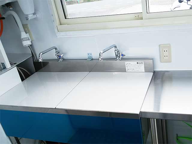 制作会社様キッチンカー車両内部（2層シンク）