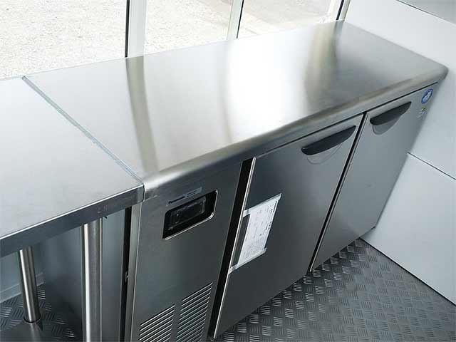 制作会社様キッチンカー 車両内部（コールドテーブル）