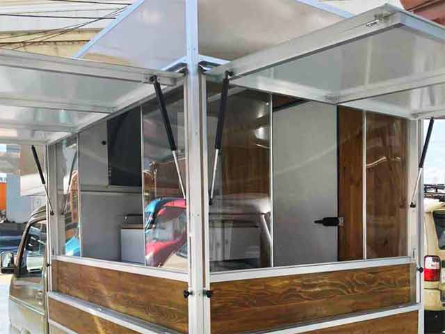 山本様キッチンカー 背面〜販売面