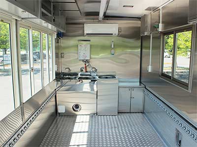  広々とした車内 