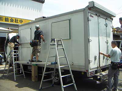 キッチンカーラッピングの様子の写真