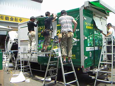 キッチンカーラッピングの様子の写真