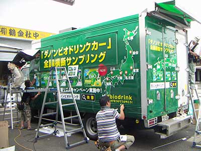 キッチンカーラッピングの様子の写真